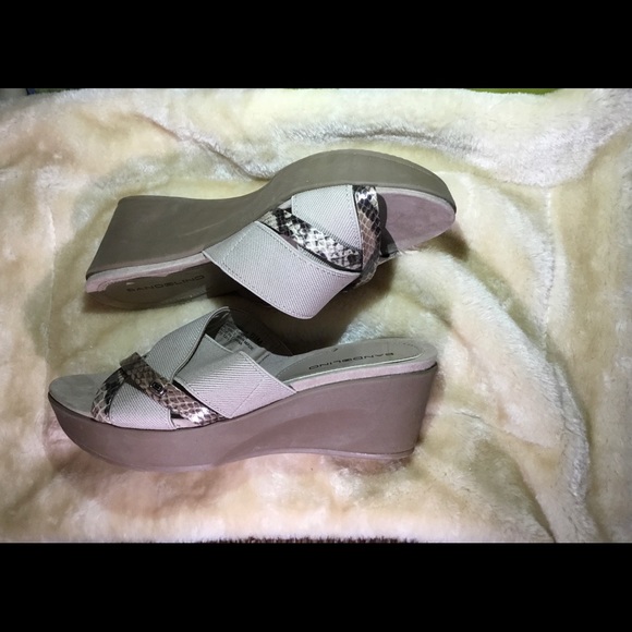 Bandolino tan sandal 1” platform 2.5” heel - Picture 3 of 5